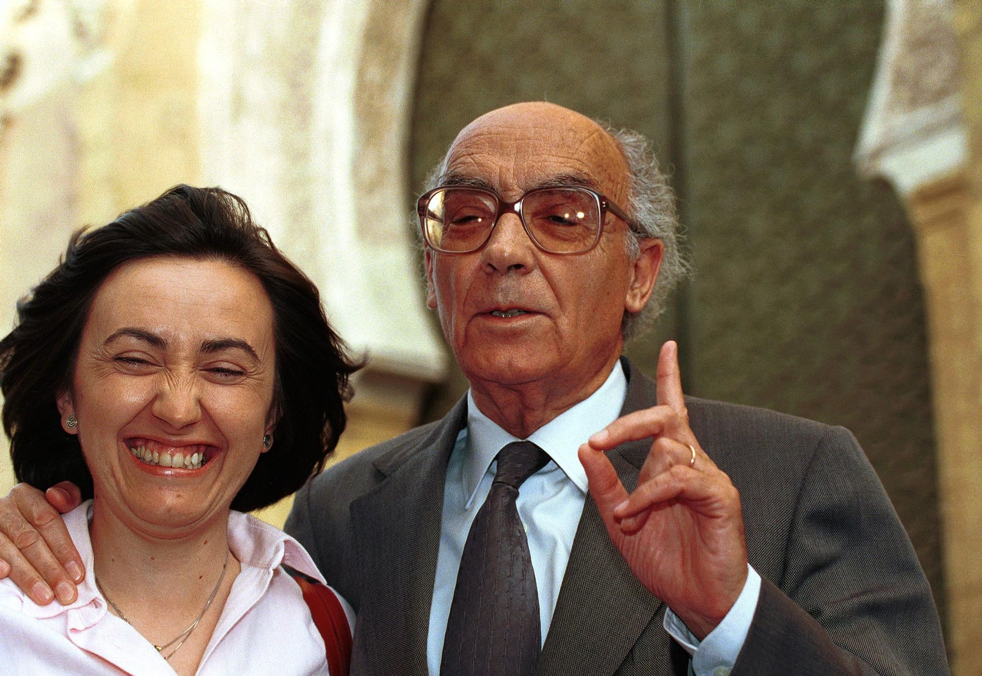 1999 Junto a Jos� Saramago en la Puerta del Perd�n de la Mezquita.jpg