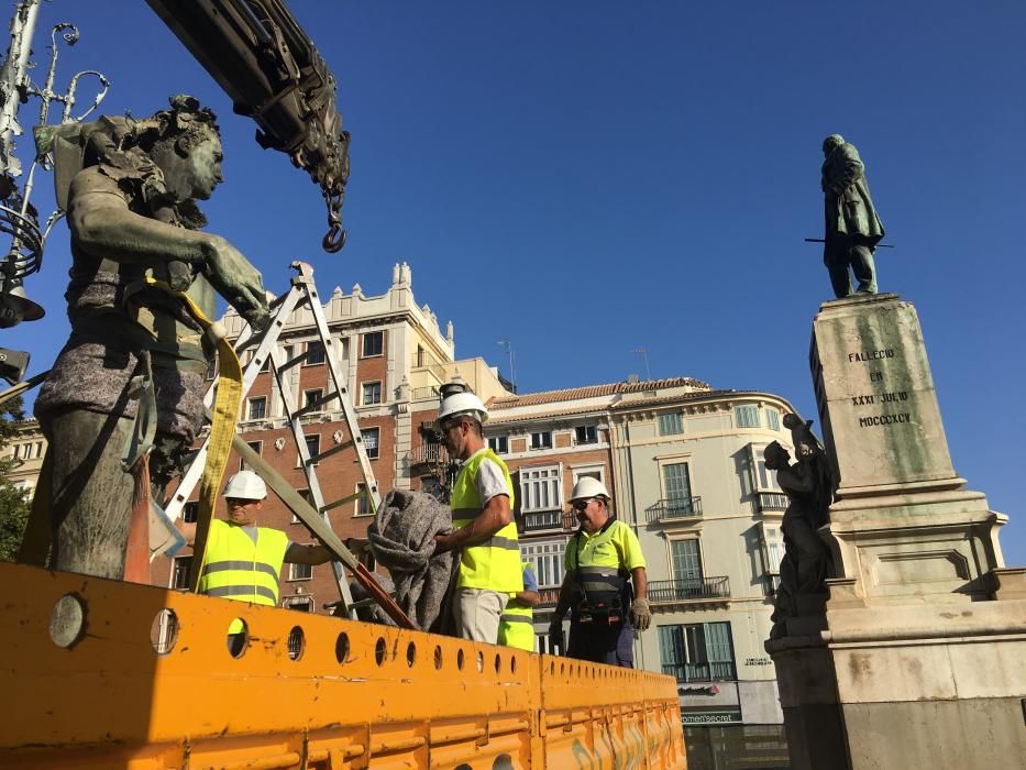 Desmontaje de la escultura 'Alegoría del Trabajo' del monumento de Larios.