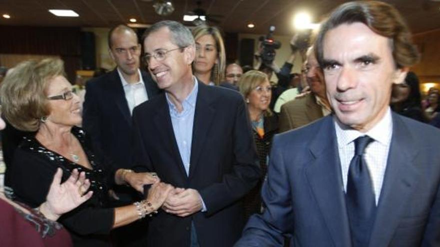 Aznar saluda a la militancia popular congregada en el restaurante El Palmeral.
