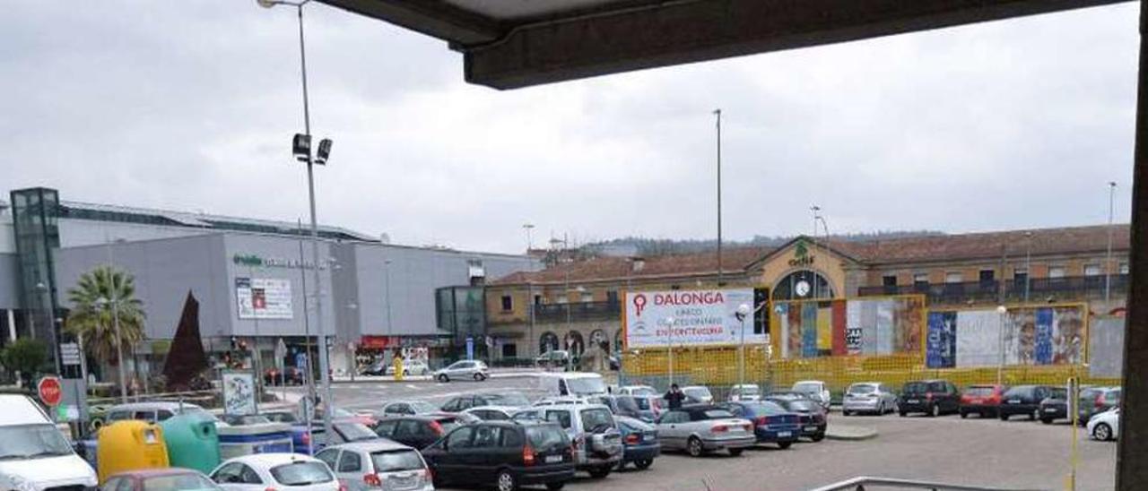 Aparcamiento de la estación de bus, con la del tren al fondo. // G. S.