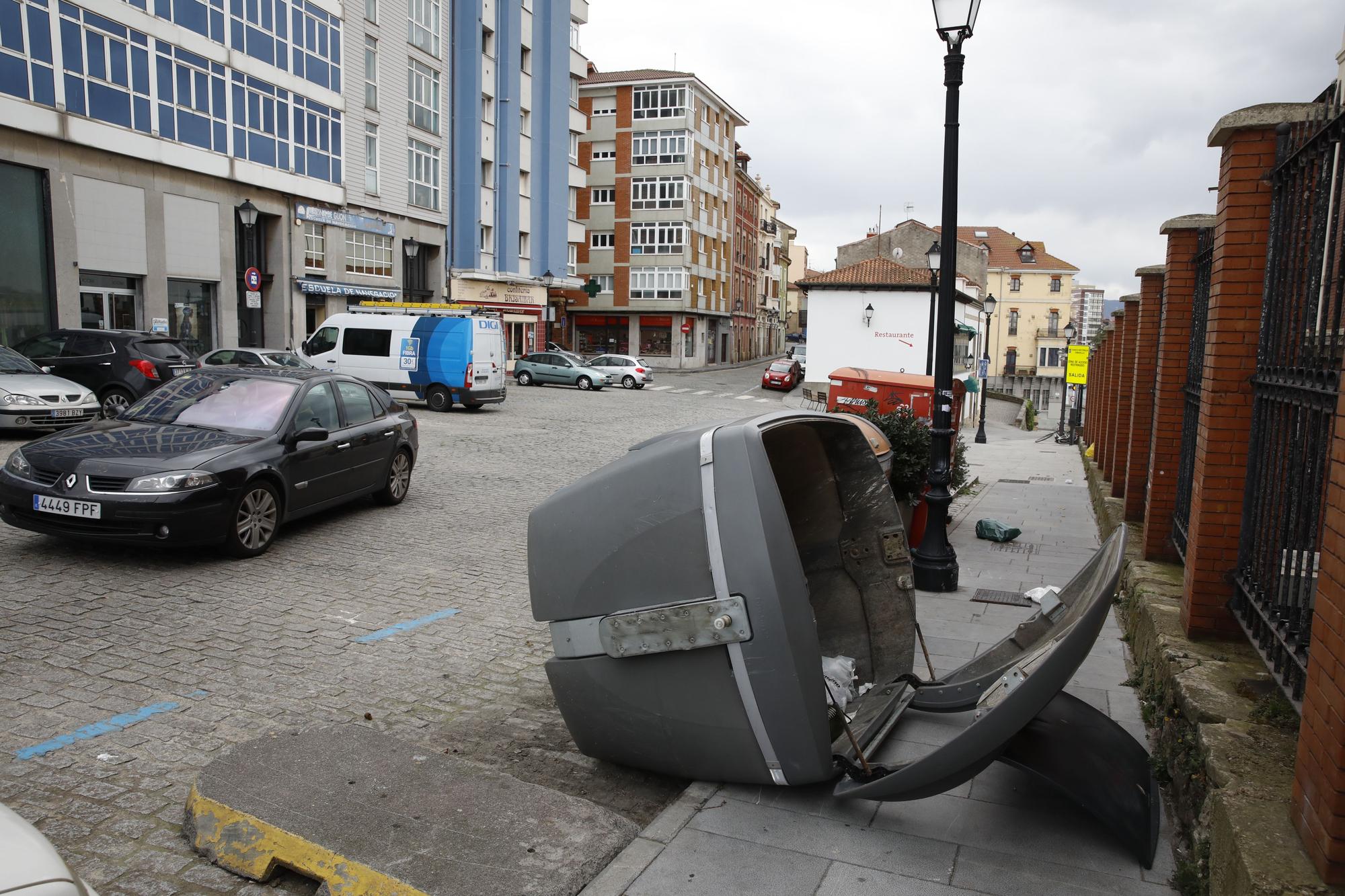 En imágenes: Así fue el impresionante temporal de viento que azotó Gijón este mediodía