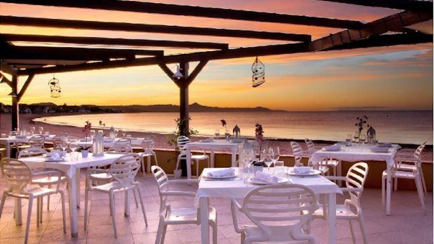 El mar abraza al Restaurant Noguera en la playa de Dénia.