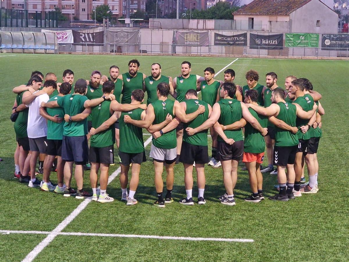 Piña de los jugadores del RC Valencia en la post-temporada del equipo.