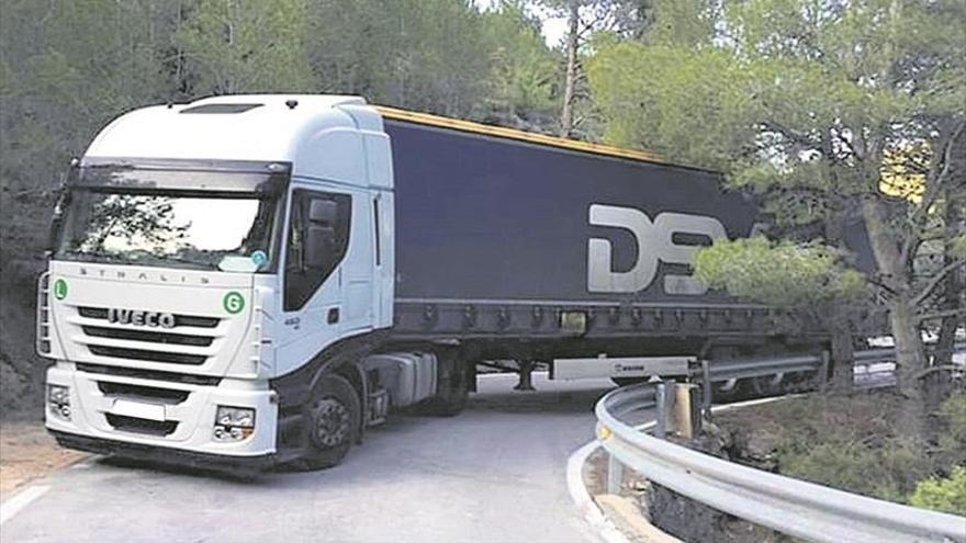 Un tráiler averiado corta el vial entre Llucena y Argelita