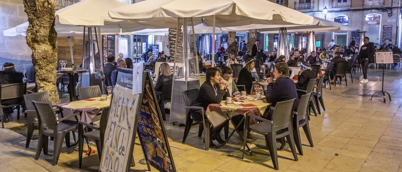 Terraza de hostelería en Alicante, sector que ha acudido a los ERTE.