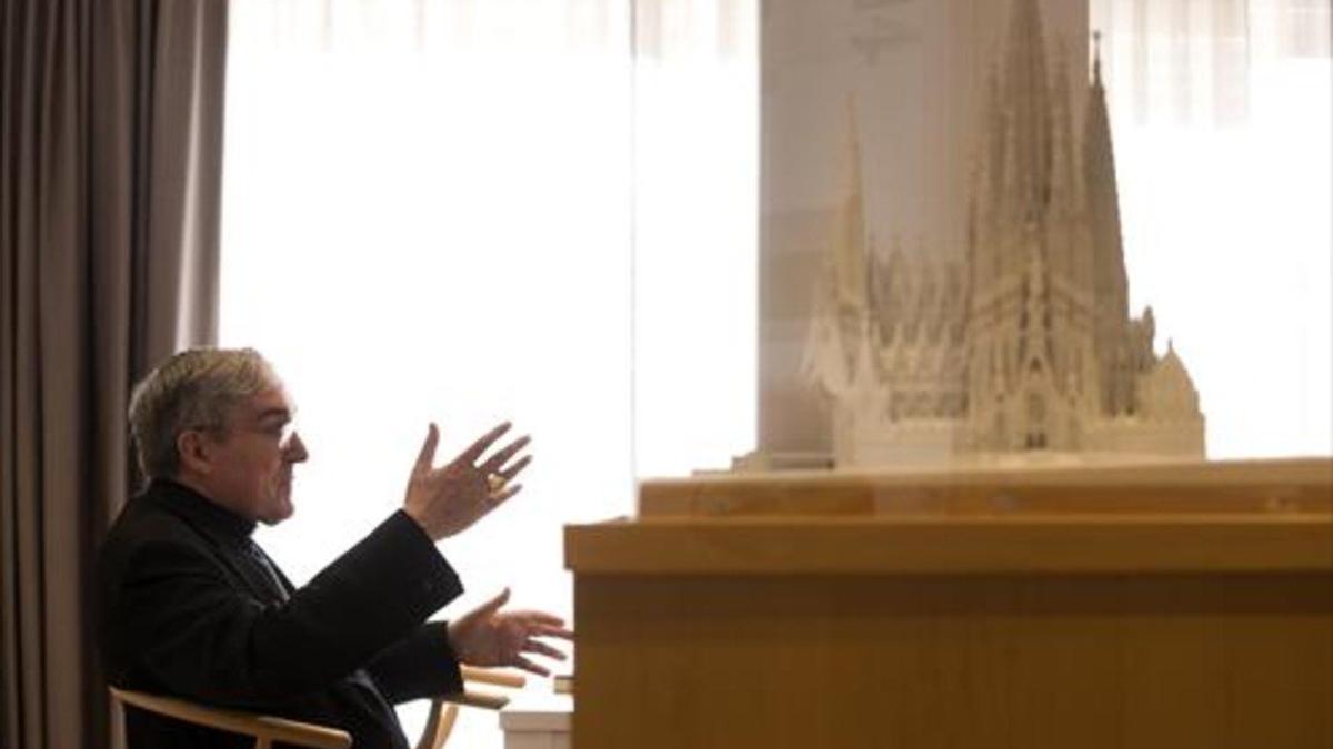 El cardenal Martínez Sistach guarda en su biblioteca una maqueta de la Sagrada Família.