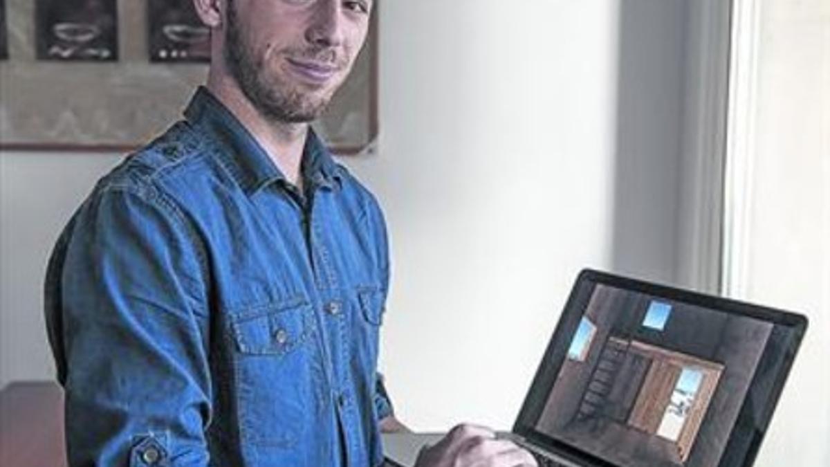 Eduard Llorens, estudiante barcelonés de 18 años, muestra en el ordenador el diseño de un módulo