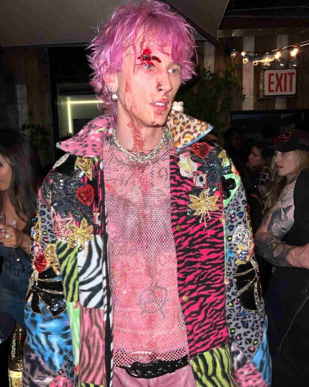 Machine Gun Kelly con la cara llena de sangre