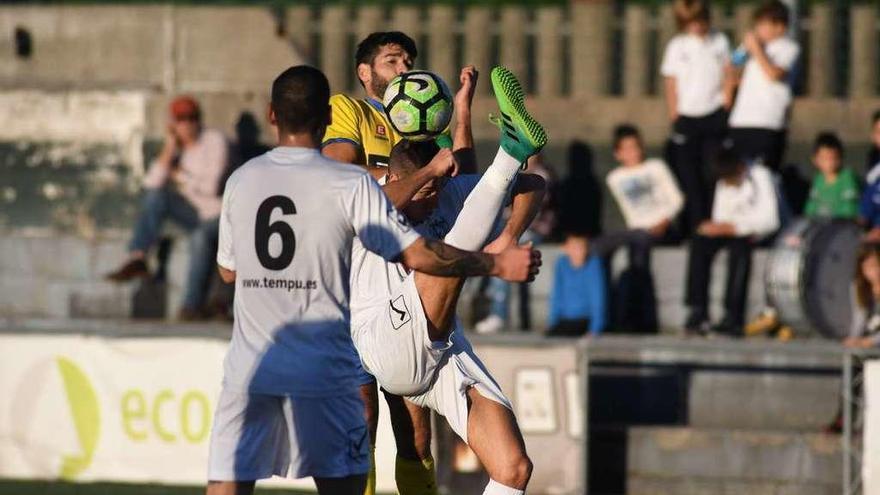 Un jugador del Candeán y otro del Cambados disputan un balón. // Eugenio Álvarez