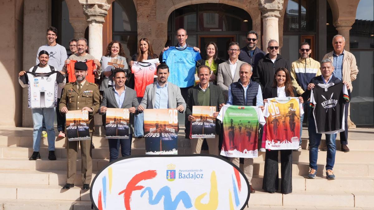 Foto de familia de los organizadores, patrocinadores, colaboradores y clubes de atletismo.