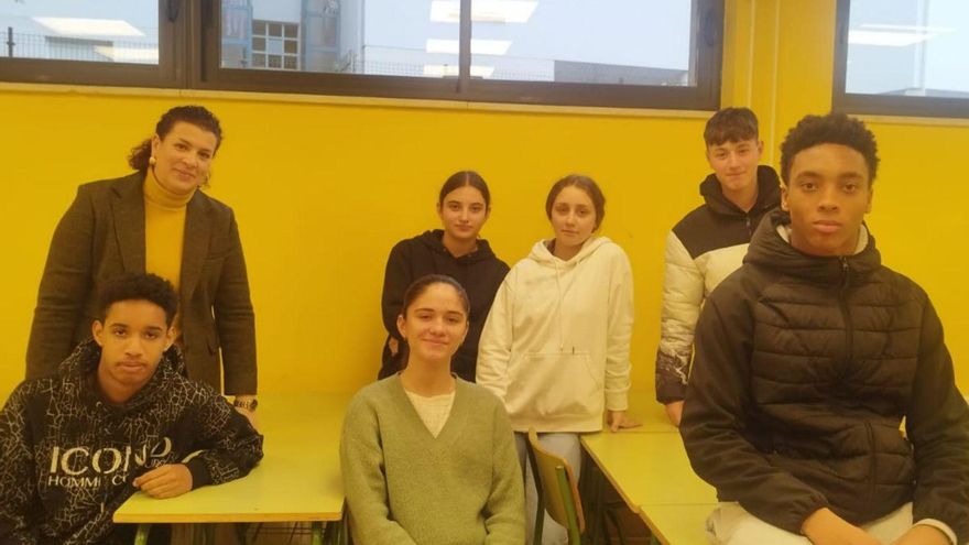 Por la izquierda, detrás, Carmen Álvarez, Ana María Simionov, Naomi Fernández y José Luis Fernández; delante, Cristian Pascual, Irene Soto y Bryan Méndez Ramírez, en el Instituto El Sueve de Arriondas. | JULIA QUINCE