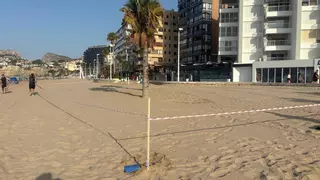 Llega por fin la sombra a la playa de Calp: empiezan a colocar hamacas y toldos