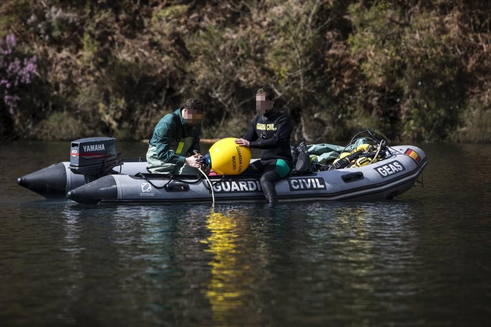 Los agentes siguen buscando en el pantano pruebas del asesinato de Paz Fernández