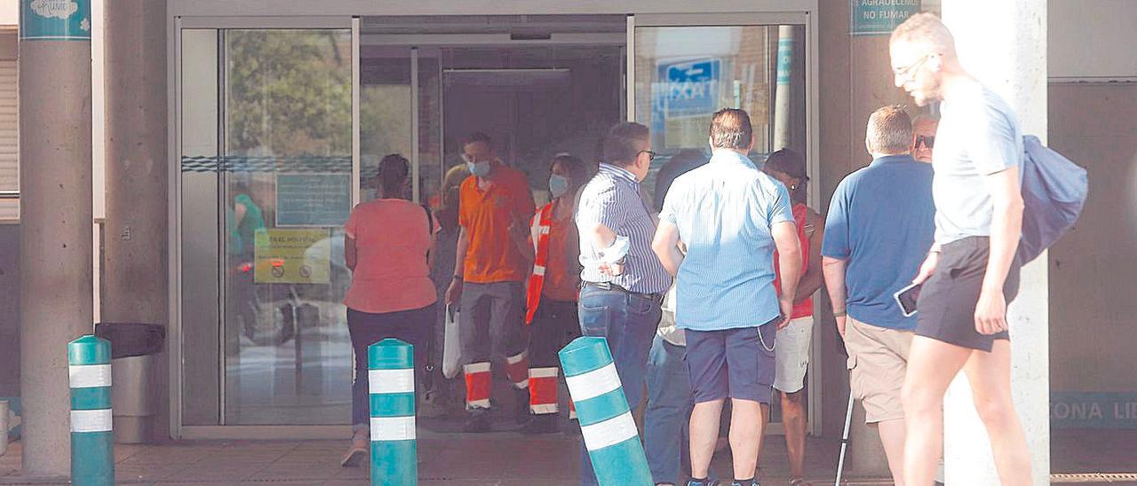 Pacientes y sanitarios frente a Urgencias del Miguel Servet de Zaragoza, en otro momento de presión hospitalaria.