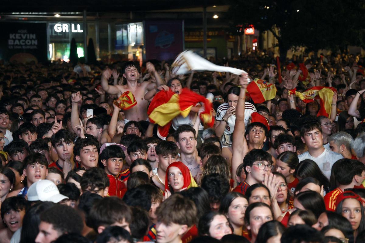 Los compostelanos vibran con La Roja