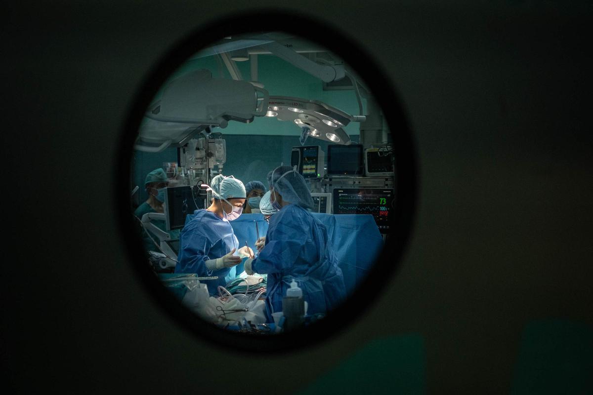 Un mujer se enfrenta al cáncer.