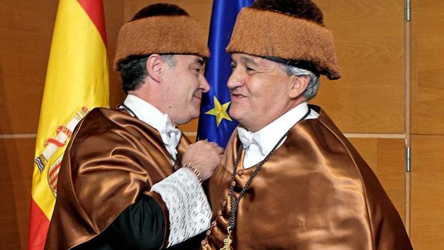 Los doctorados Honoris Causa, Ferran Adrià y Paco Torreblanca, se abrazan tras la investidura en Valencia.