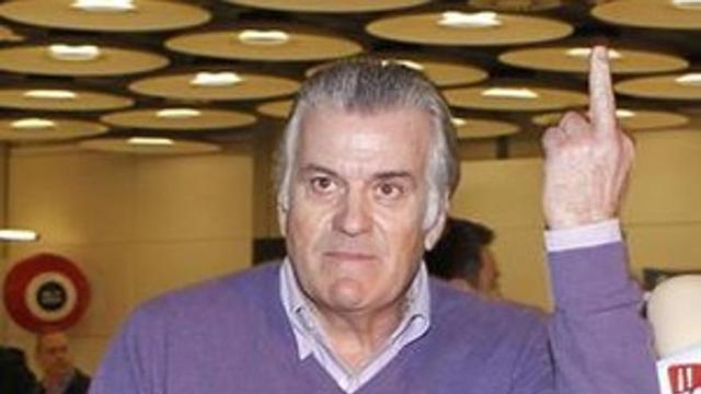 Luis Bárcenas y su 'peineta' en el aeropuerto de Barajas.