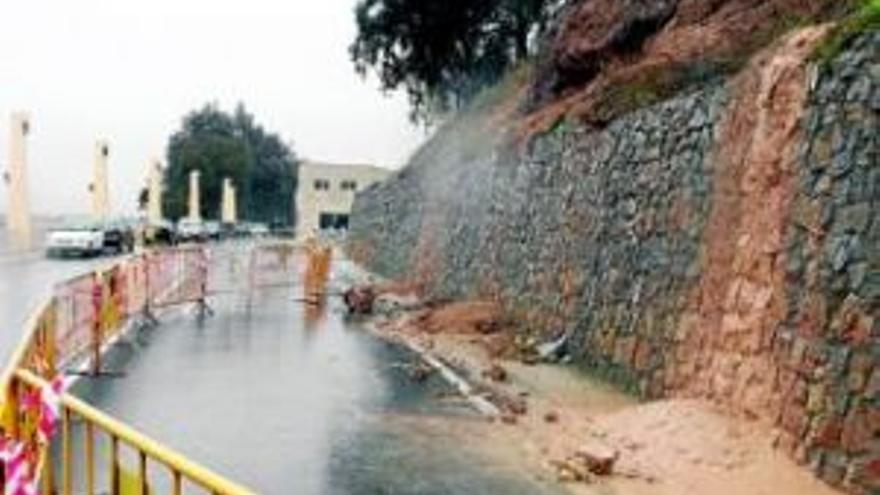 Cortada al tráfico una calle de Puente Genil