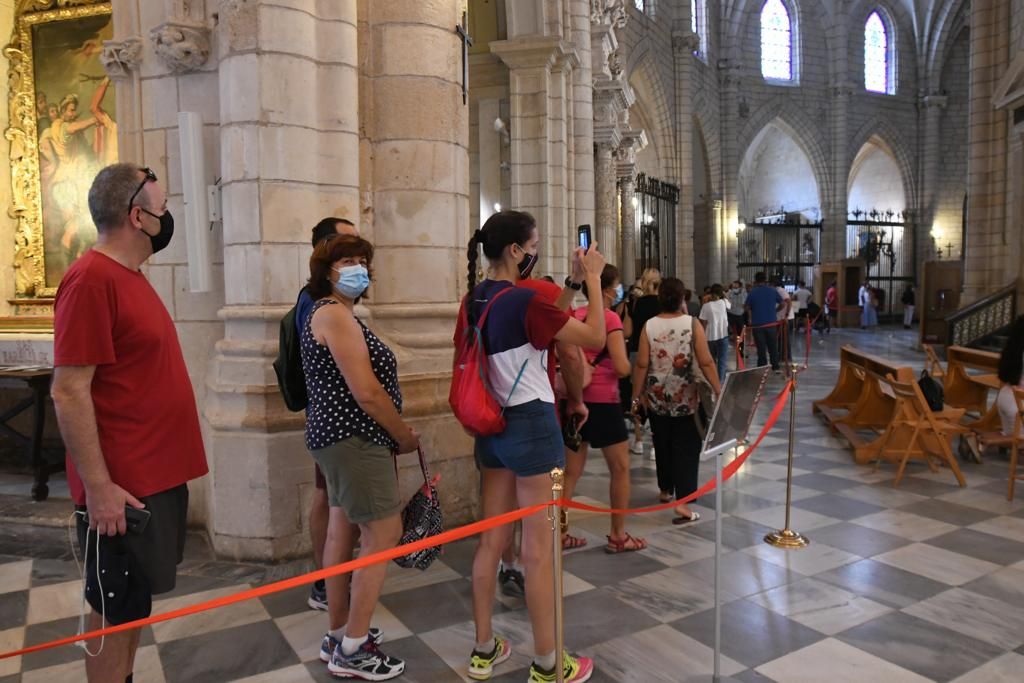 Colas para venerar a la Fuensanta, que se queda en la Catedral de Murcia