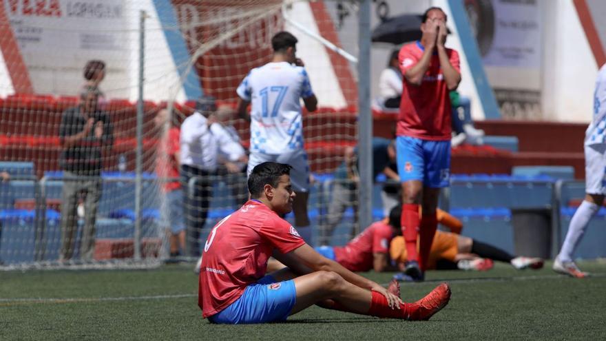 Jugadores de la Minera se lamentan tras la derrota ante la UD Caravaca. | LOYOLA PÉREZ DE VILLEGAS