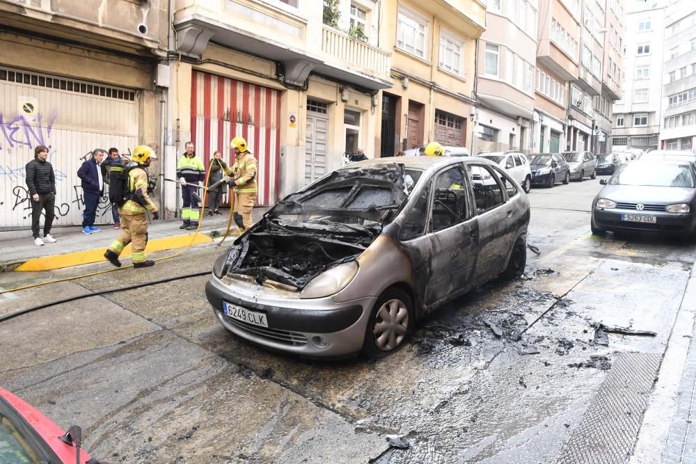 Los bomberos sofocan un vehículo incendiado en Juan Flórez