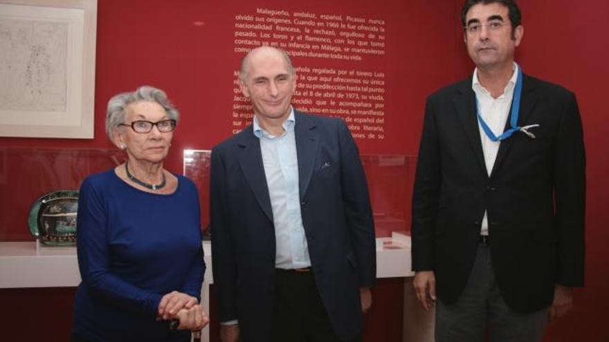 Christine y Bernard Ruiz-Picasso con José María Luna en la Casa Natal.