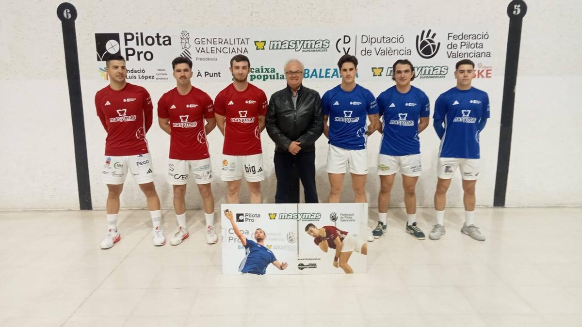 Els protagonistes de la semifinal de Xeraco amb el representant de l'empresa patrocinadora