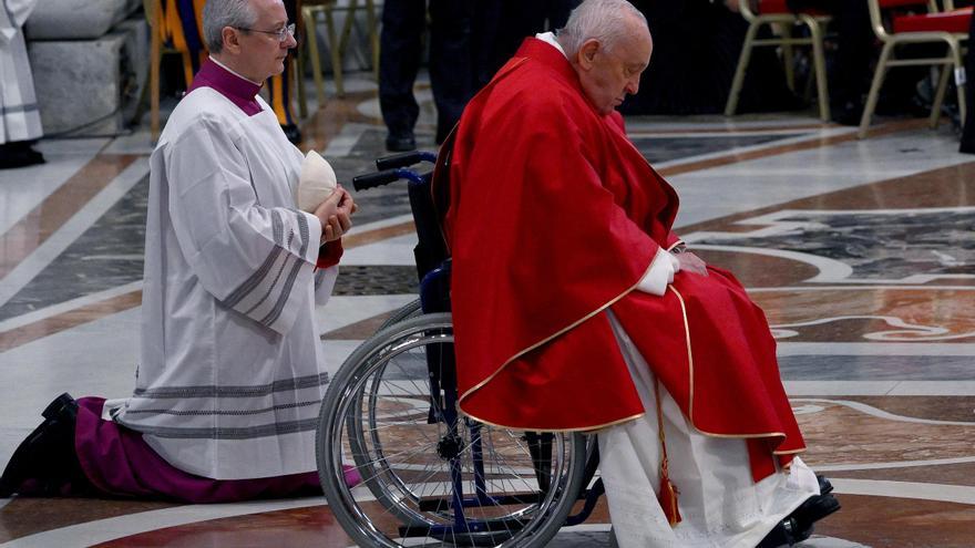 El Papa renuncia a última hora a presidir el vía crucis para cuidar su salud