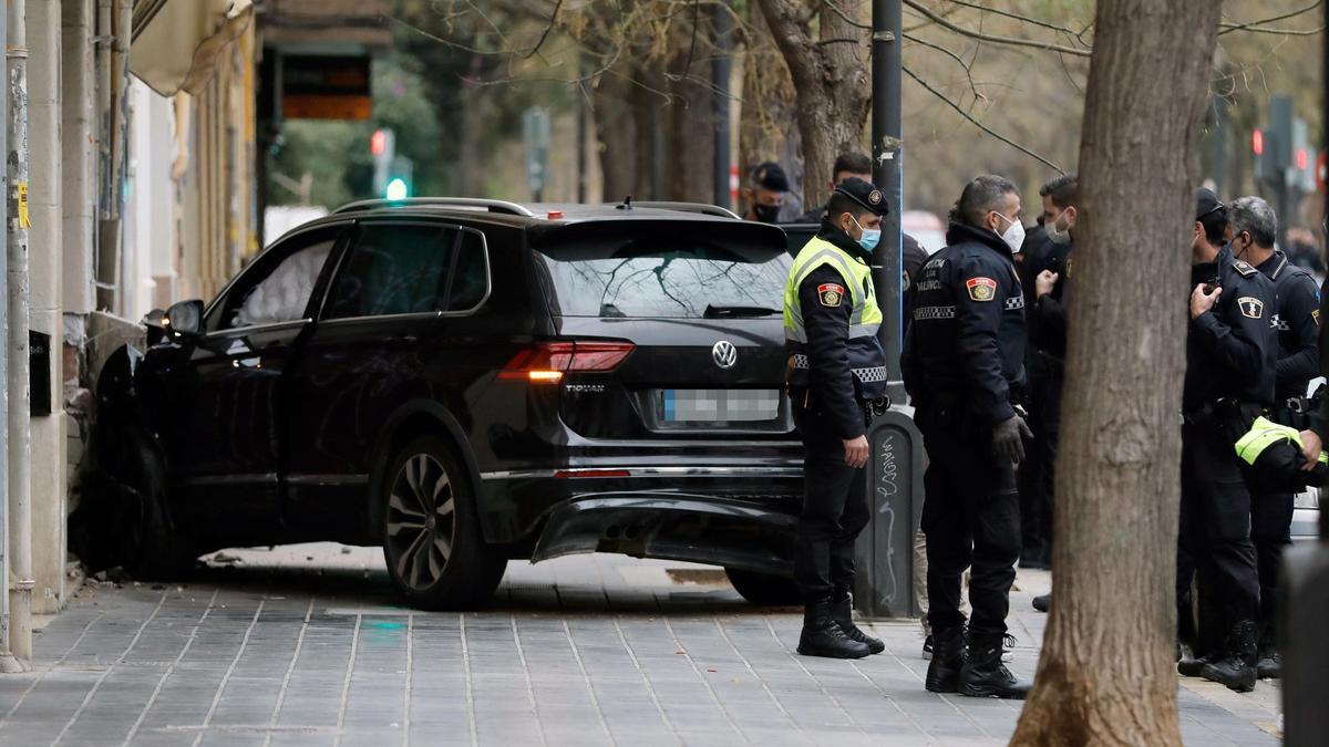 Detienen a un conductor tras saltarse el alto policial y chocar con una pared