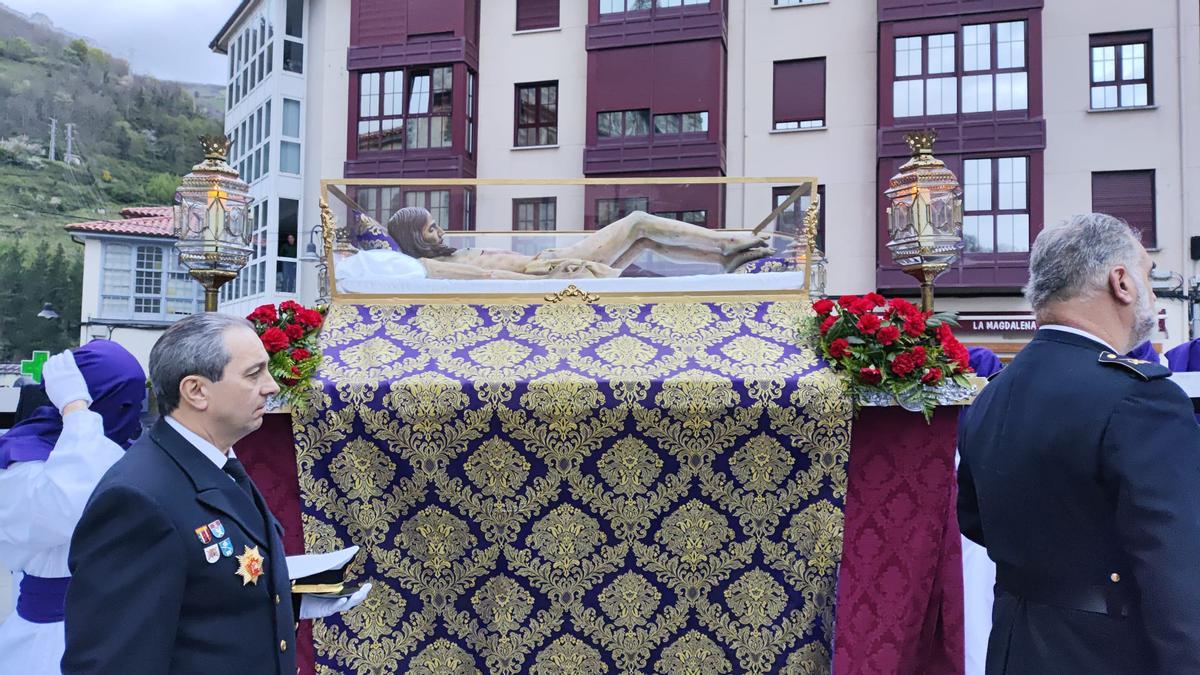En imágenes: Así fue la salida de la procesión del Santo Entierro en Cangas del Narcea