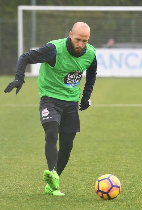 El equipo ensaya la salida de balón, centros, remates y despejes, y transiciones defensa-ataque y ataque-defensa.