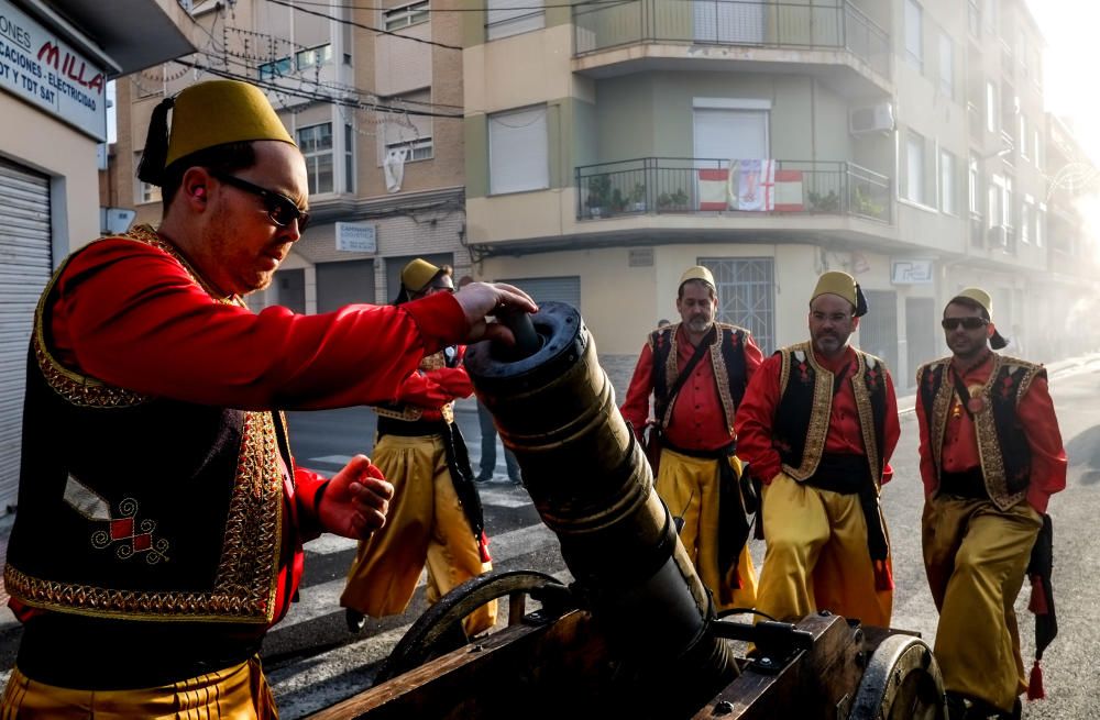 Las diez comparsas acompañan al santo en su tradicional bajada ante miles de vecinos que aguardan con emoción su paso