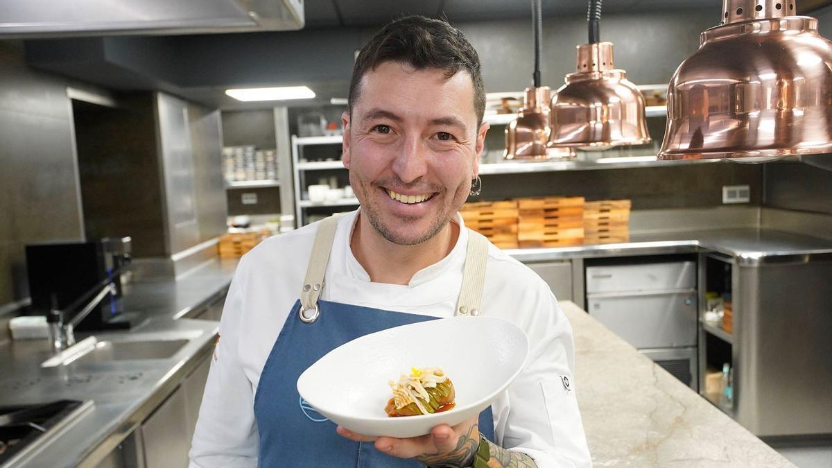 Àlex Carrera mostra un dels seus plats a la cuina del restaurant L'Aliança d'Ànglès.