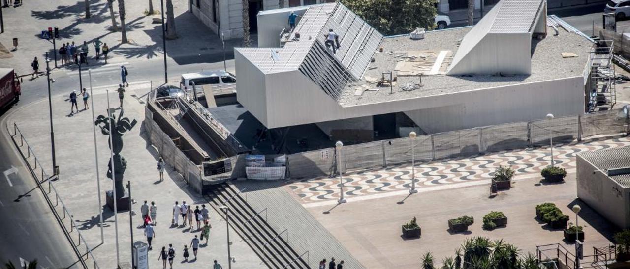 Obras en la Oficina de Turismo, el pasado verano.