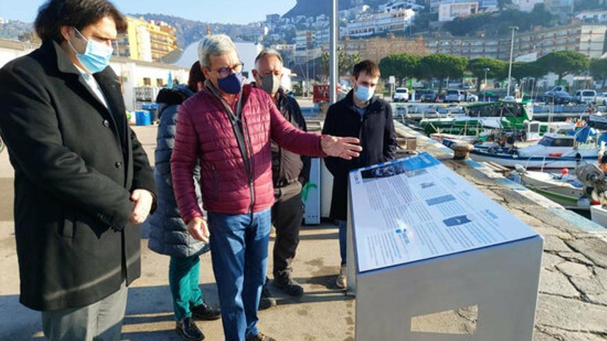 El director de Ports de la Generalitat, Pere Vila, visitant la ruta didàctica sobre la pesca al port de Roses