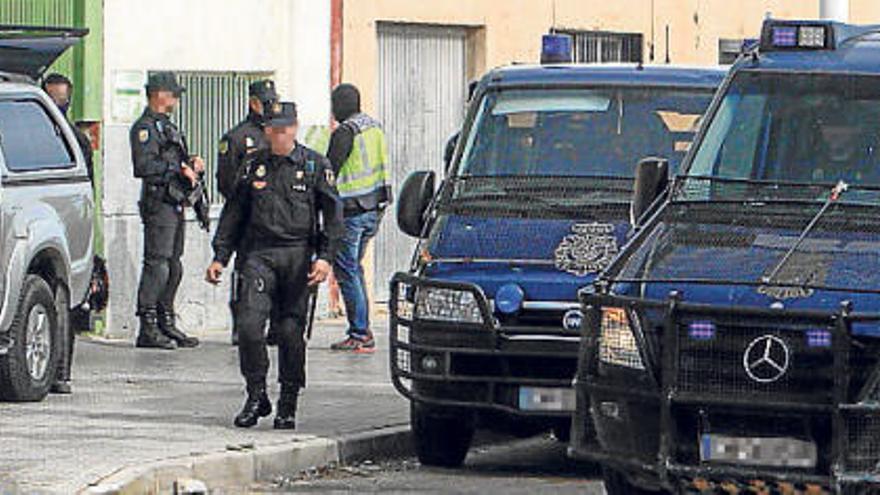 La Policía tomó el polígono La Cerámica de Crevillent acompañada por el supuesto cabecilla.