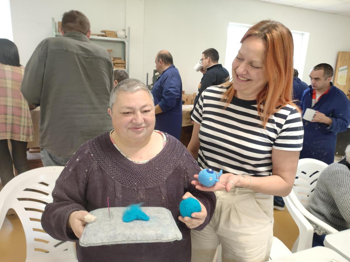 Eva Forcelledo posa con Sonia Castro, mostrando los trabajos realizados en fieltro.