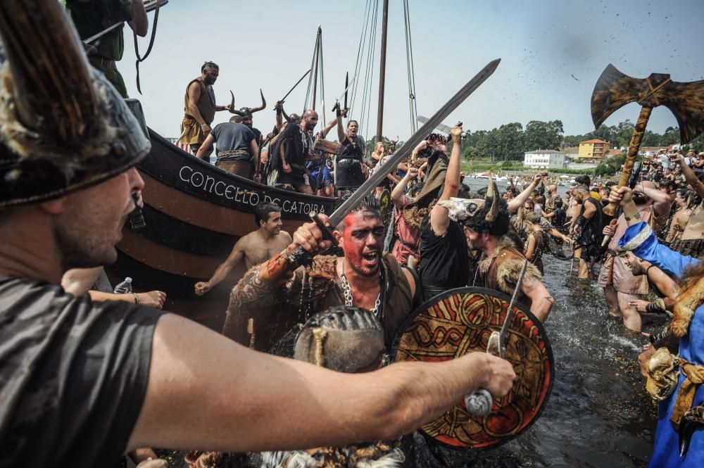 Las hordas vikingas desembarcan con sus armas y sus gritos de guerra en Catoira ante 30.000 personas.