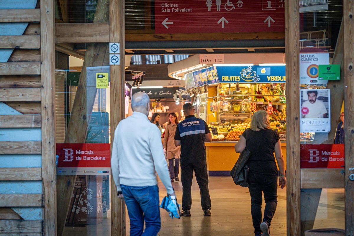 Los paradistas del mercado de Santa Caterina, al límite por un servicio de vigilancia deficiente