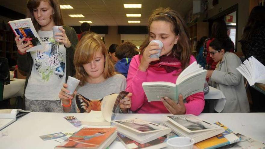 Imagen de la celebración del día de las bibliotecas en un insituto de A Estrada. //Bernabé/Javier Lalín