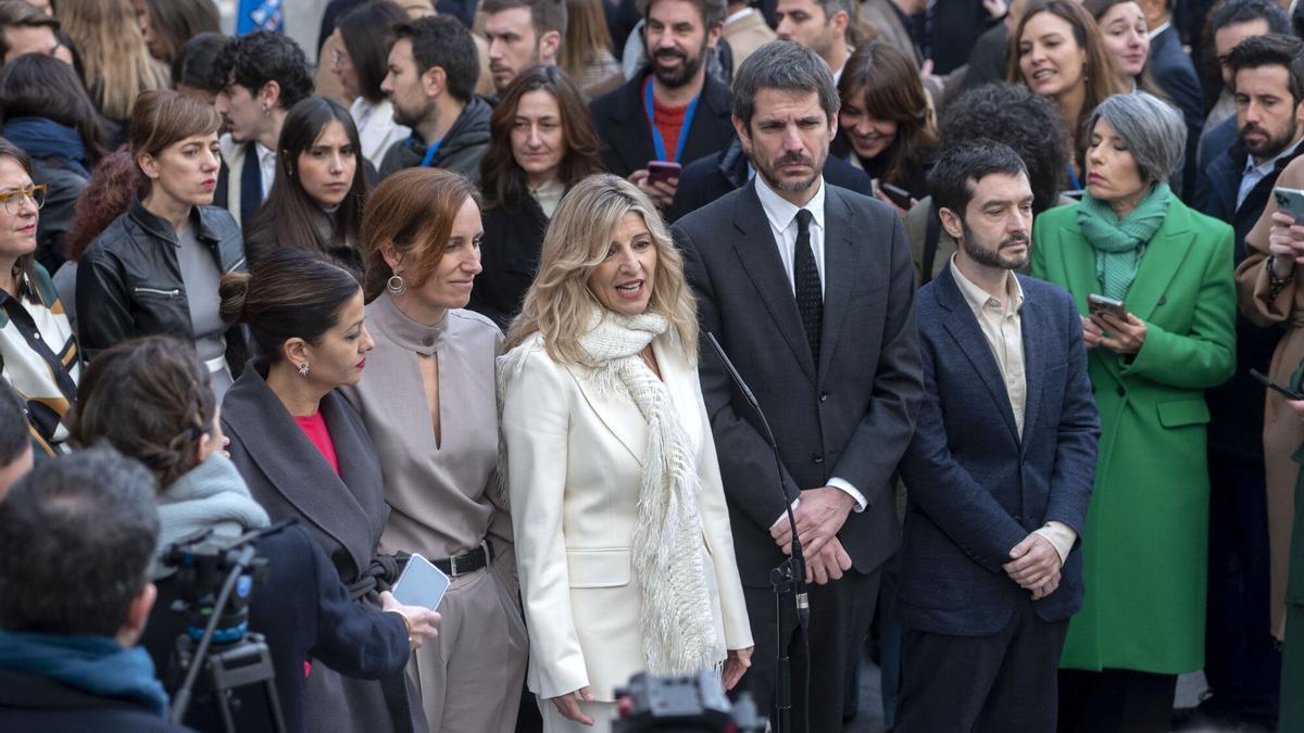 Yolanda Díaz atiende a los medios junto al resto de ministros de Sumar en diciembre de 2023, tras la ruptura de Podemos.
