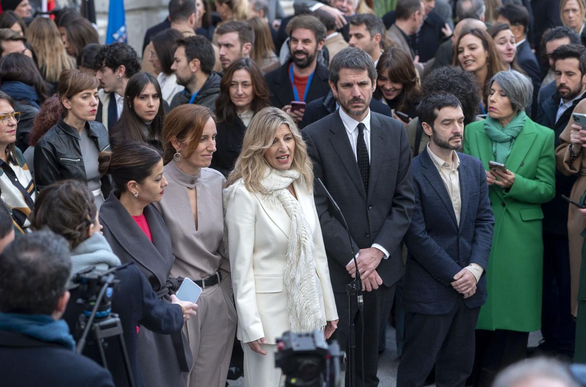 Yolanda Díaz atiende a los medios junto al resto de ministros de Sumar en diciembre de 2023, tras la ruptura de Podemos.