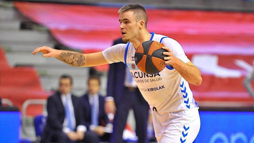 Radoncic bota el balón en el partido contra el UCAM Murcia.