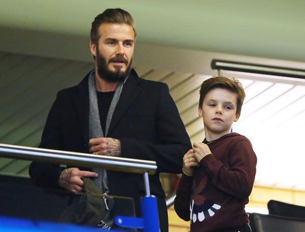David Beckham junto a su hijo Cruz en las gradas de Stamford Bridge