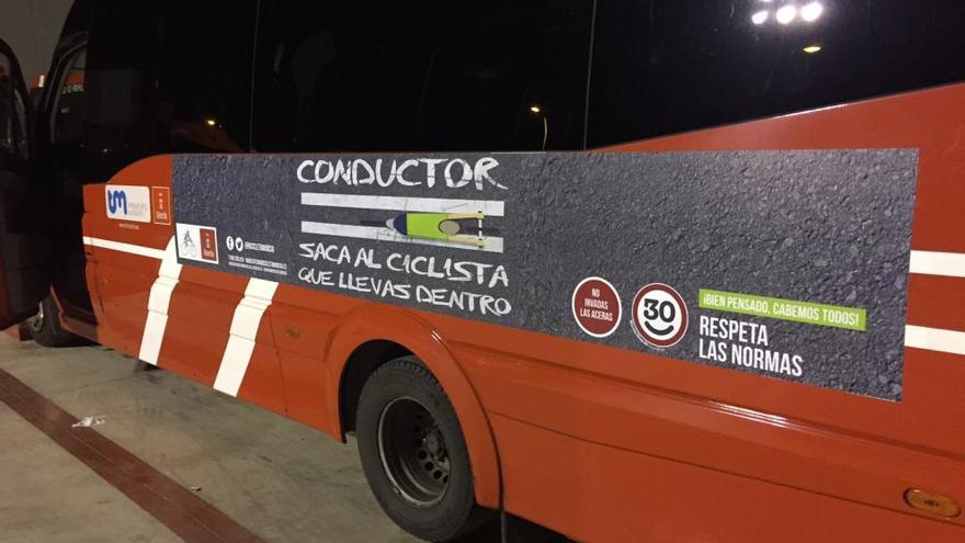 Los autobuses urbanos de Murcia animan a los conductores a respetar a los ciclistas