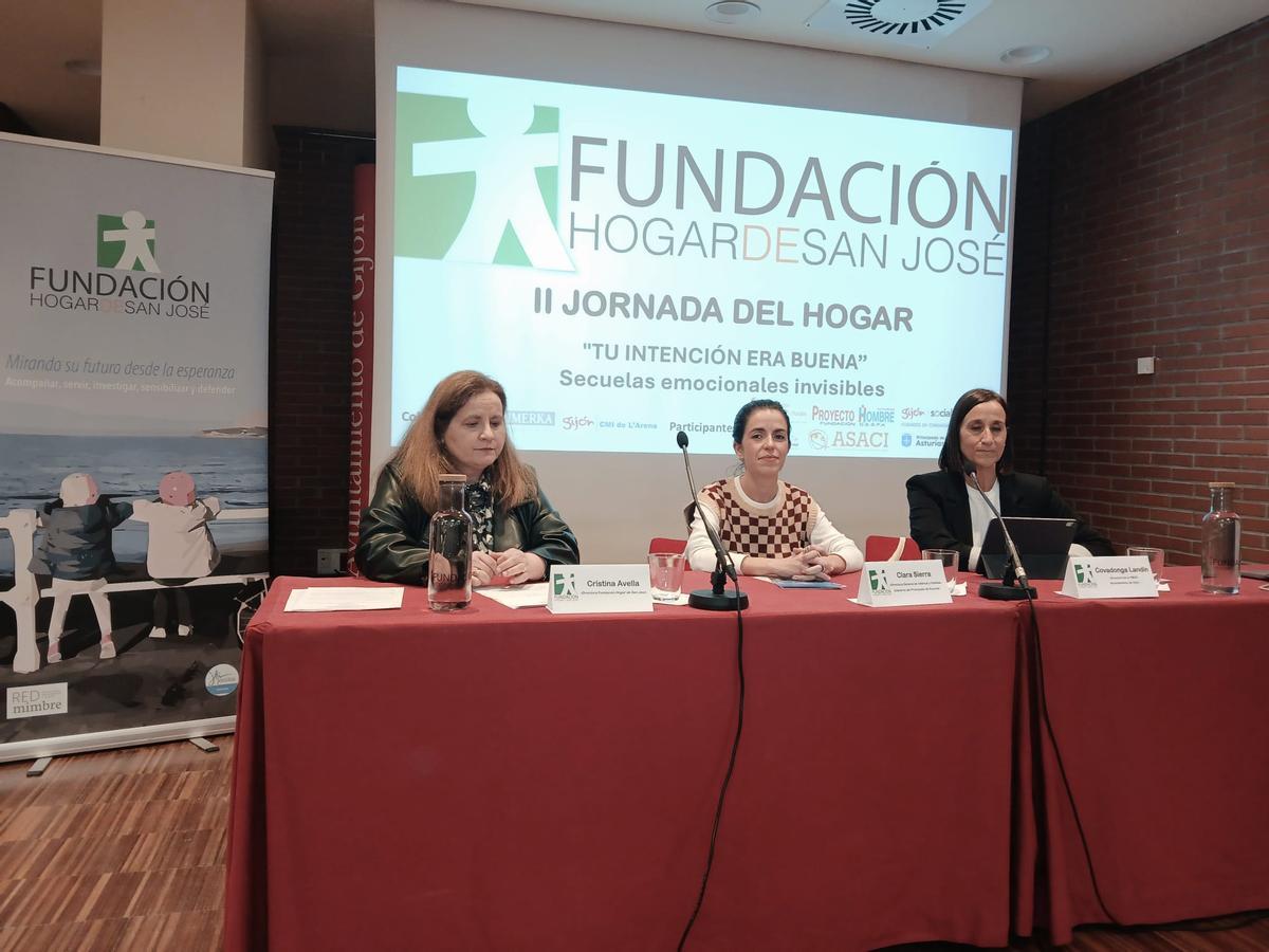Por la izquierda, Cristina Avella, Clara Sierra y Covadonga Landín, esta tarde, en la "Jornada del Hogar".