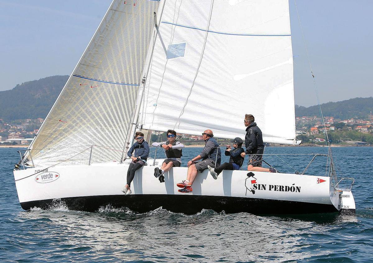 Alejandro Alonso, a la caña de un J80.