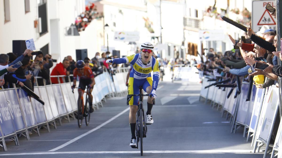 El ciclista belga Rune Herregodts a su llegada a la meta, este miércoles, en la primera etapa de la 68 edición de la Vuelta a Andalucía.