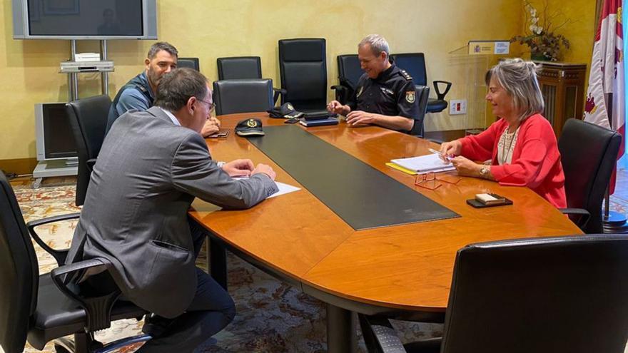 El subdelegado reunido con los jefes de la Policía Nacional y de la Comandancia de la Guardia Civil. | Cedida
